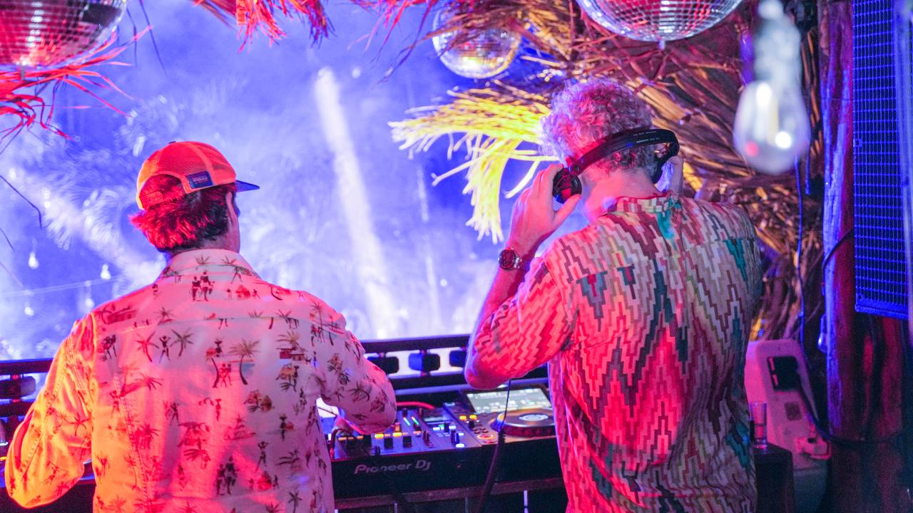 Disfruta de una fiesta inolvidable en 'Terms & Conditions' con Hugel y Tom & Collins en Mayan Monkey Isla Mujeres