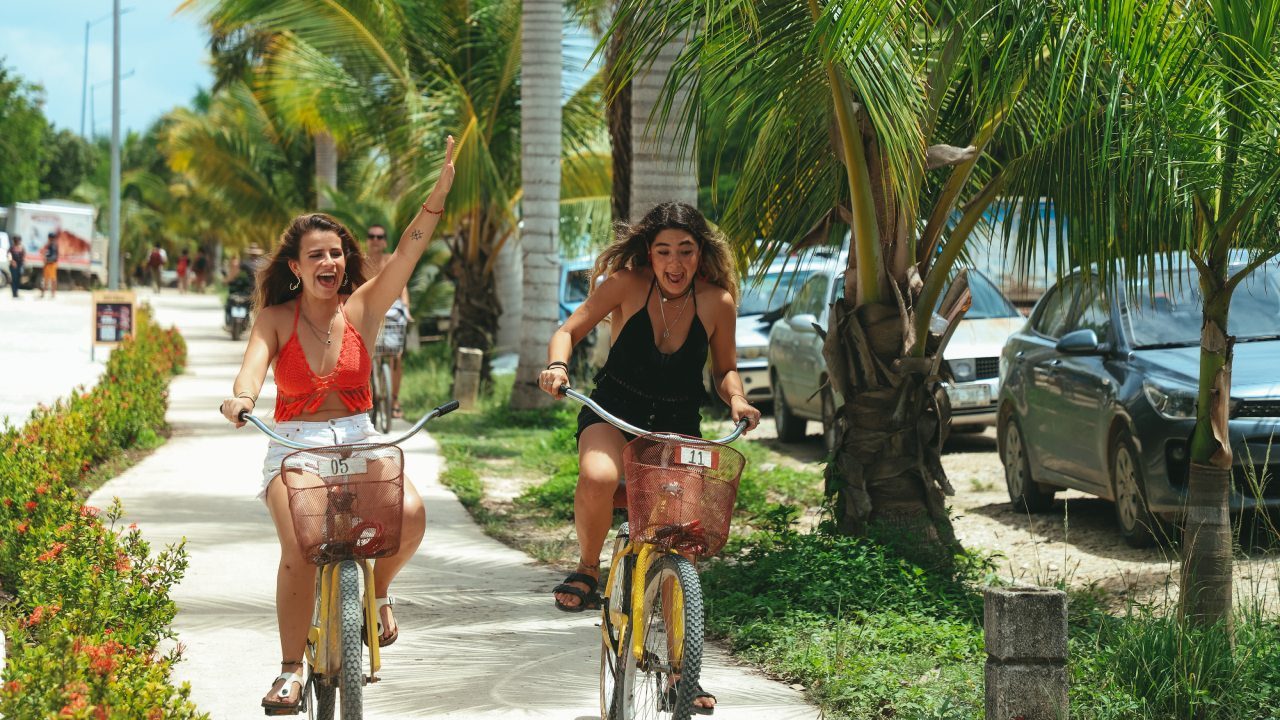 Explore-freely-and-travel-safely-with-World-Nomads