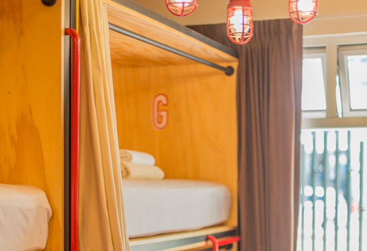 Cama en dormitorio femenil de 12 camas — foto 2