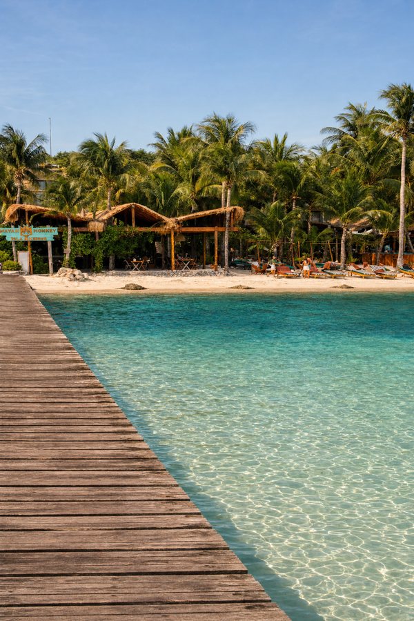 El muelle y el beach club de Mayan Monkey Isla Mujeres sobre el agua turquesa