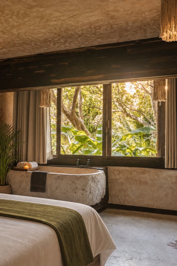 Habitación privada en la selva con tina de piedra tallada en Mayan Monkey Isla Mujeres