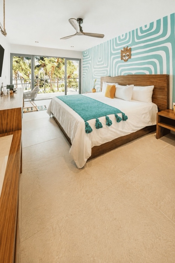 Habitación privada con balcón hacia la playa en Mayan Monkey Isla Mujeres