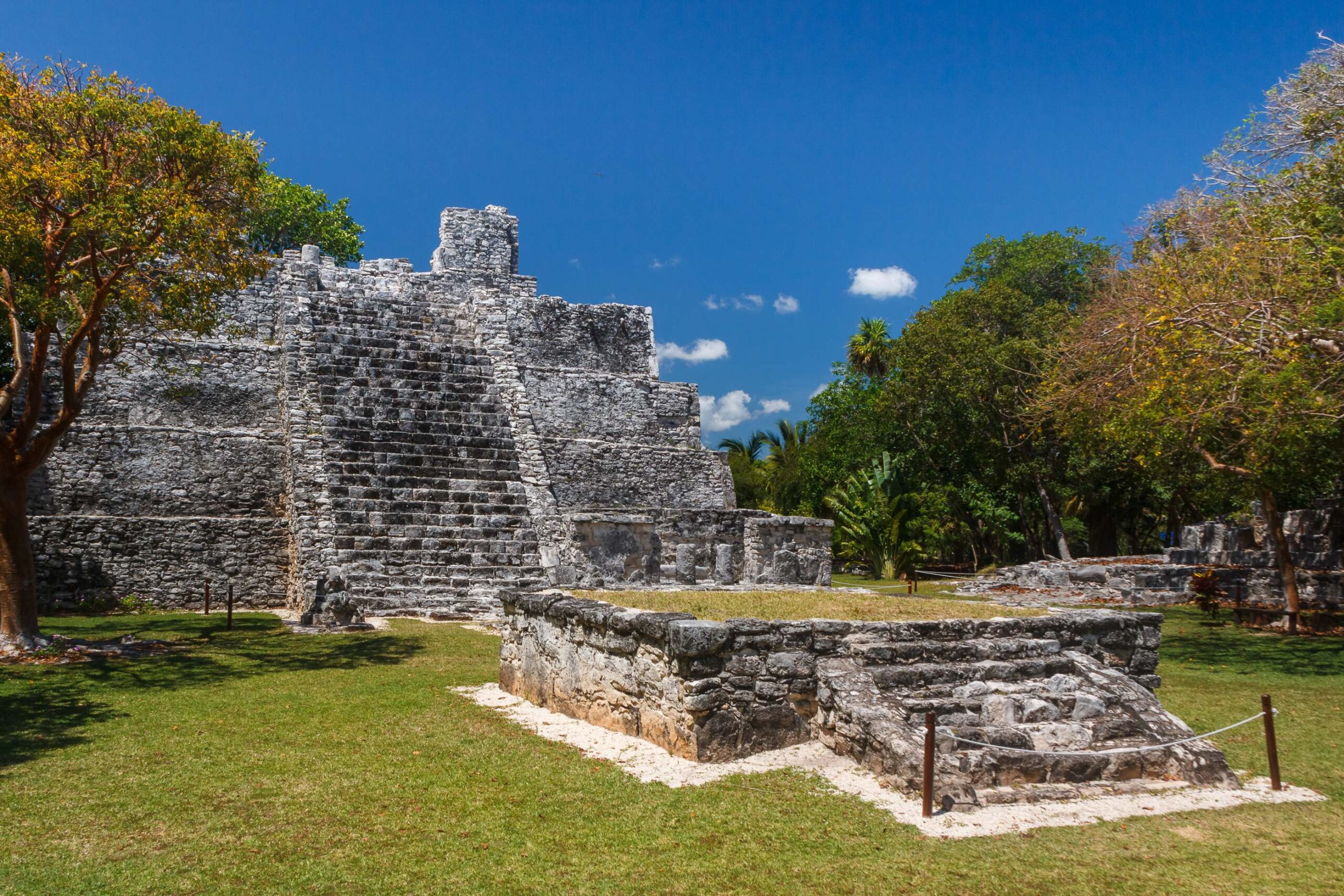 Zonas arqueologicas-cancun-mayan monkey-