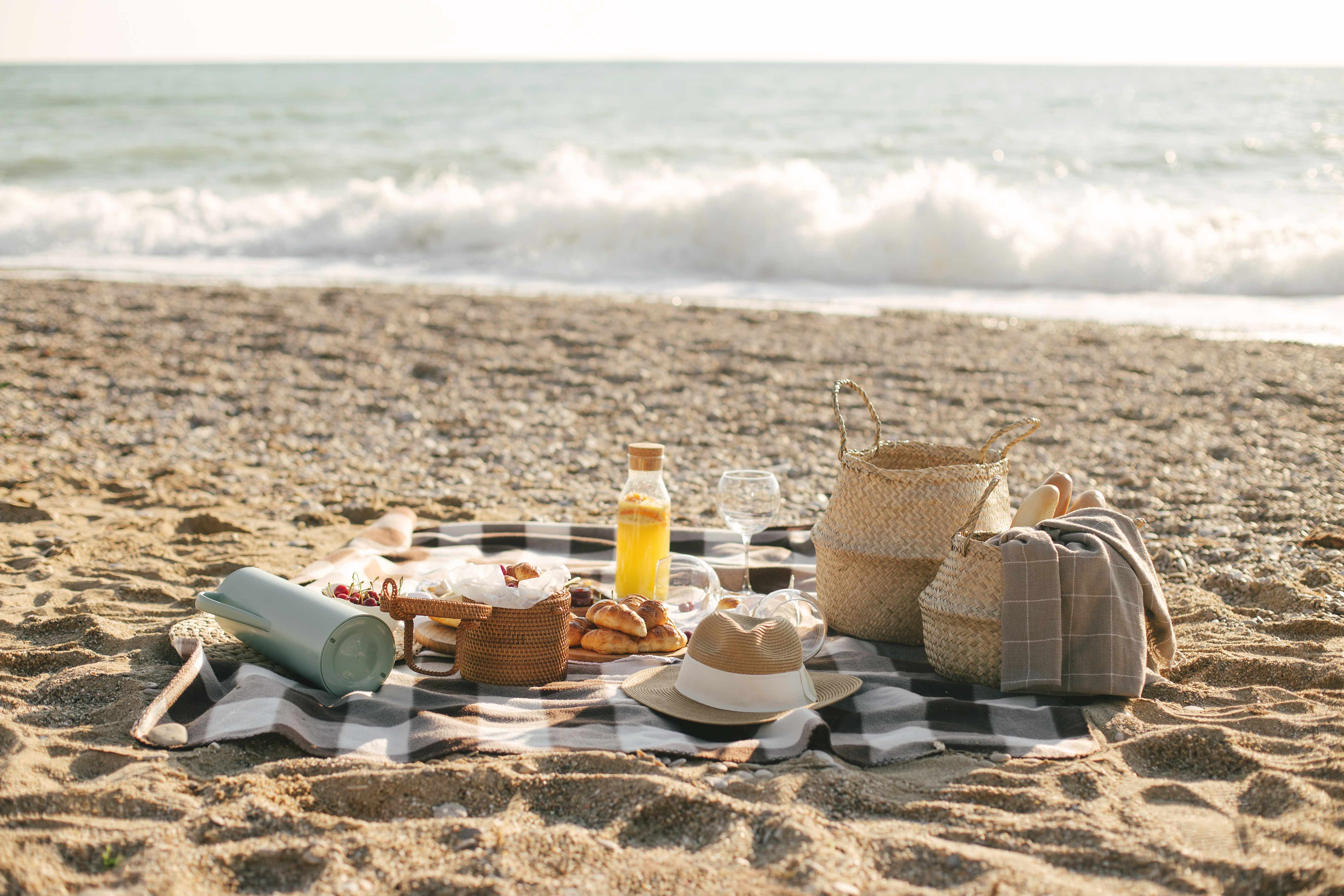 Beach picnic, picnic, beach, friends, snacks, music, food, foodie, eco friendly, cancun, tulum, los cabos, photography, photo, pictures, evening, beach plan, must, tips, hacks, pro