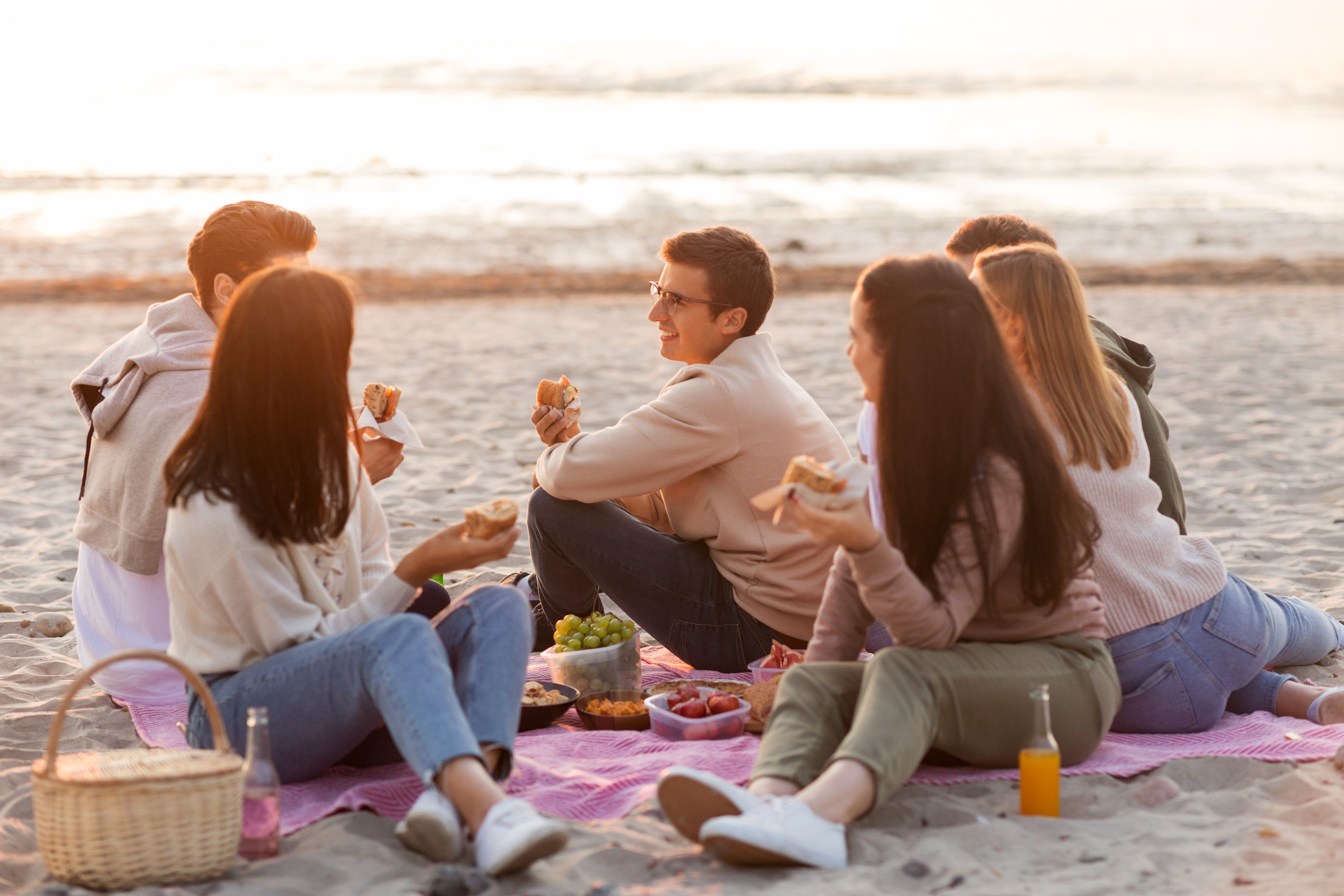 Beach picnic, picnic, beach, friends, snacks, music, food, foodie, eco friendly, cancun, tulum, los cabos, photography, photo, pictures, evening, beach plan, must, tips, hacks, pro