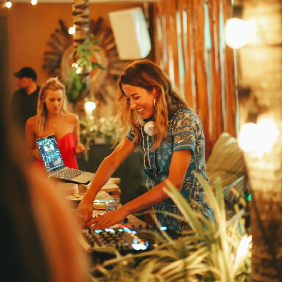 LIVE DJ